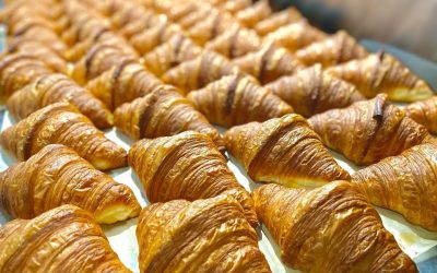 Très magnifique! King St is giving away over 2,500 FREE croissants this July